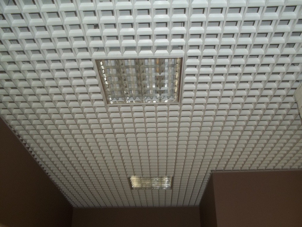 Белый потолок Грильято пирамидальный 100х100 со светильниками