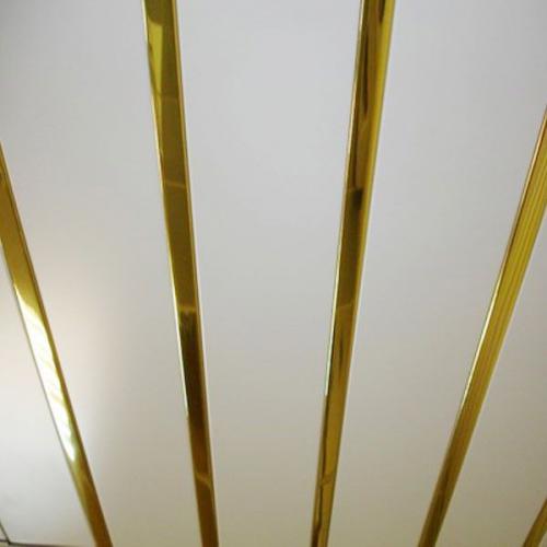 Реечный потолок - белая рейка AN85A - золотистая вставка ASN