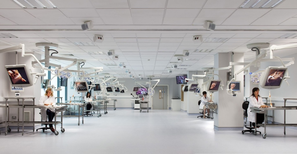 Интерьер лаборатории в биомедицинском институе с потолками Армстронг Биогард Акустик 600х600х17 мм кромка tegular