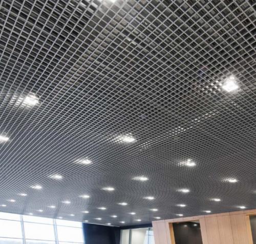 Серебристый потолок Cellio C36 с ячейкой 100x100x37 мм
