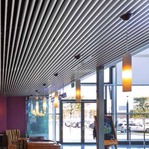 Кафе с потолком из металлических акустических экранов Армстронг