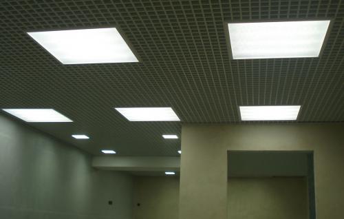 Интерьер со светильниками встроенными в потолок Грильято