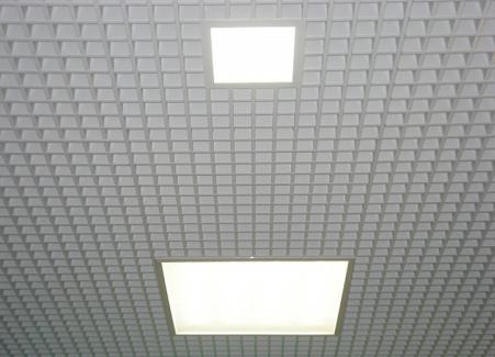 Интерьер потолка грильято с ячейкой 50х50 мм. В потолок встроены светодиодные светильники