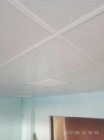 Кассетный потолок с перфорацией в офисе
