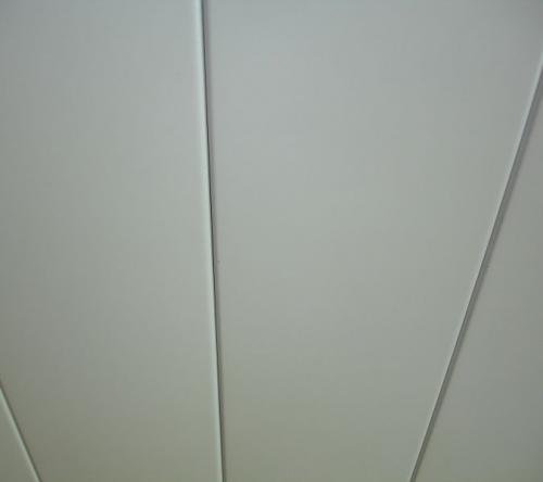 Белая рейка А100АТ установленная на потолке