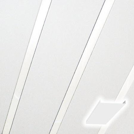 Белый реечный потолок (рейка матовая, вставка - глянец)