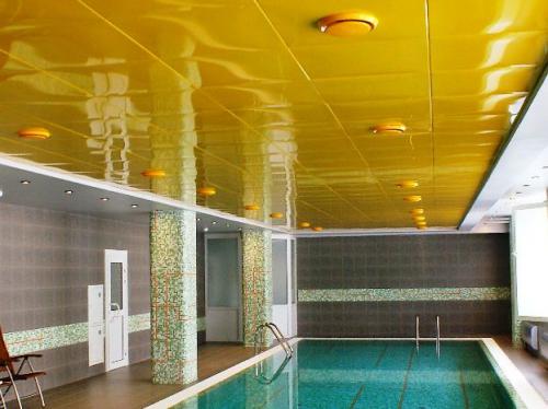 Оцинкованные кассеты можно устанавливать на потолок в помещениях с повещенной влажностью - бассейн с кассетами AP600AC желтого цвета на скрытой системе