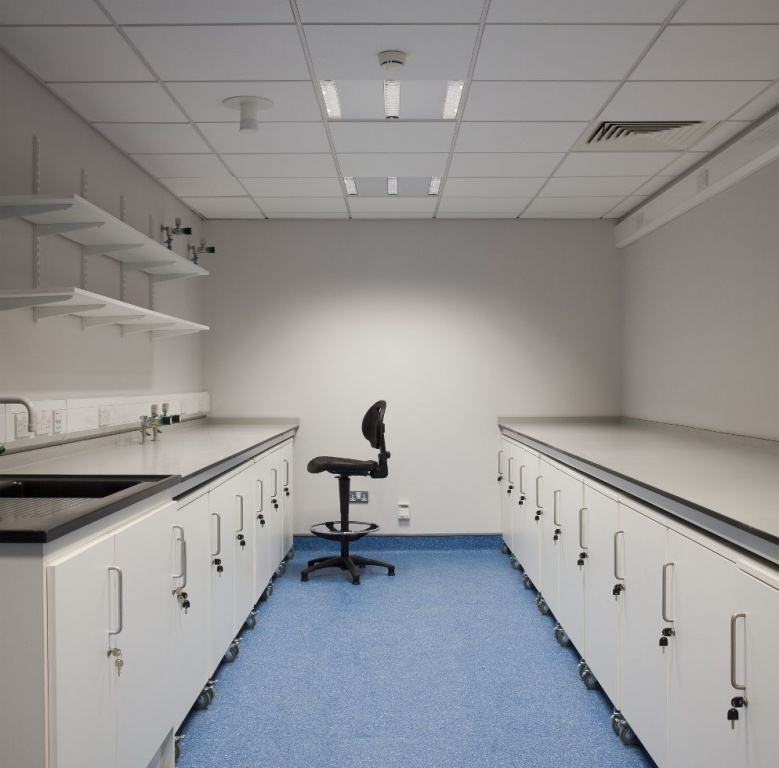 Интерьер лаборатории с гигиеническим потолком Армстронг Bioguard Акустик 600х600х017 мм с кромкой microlook
