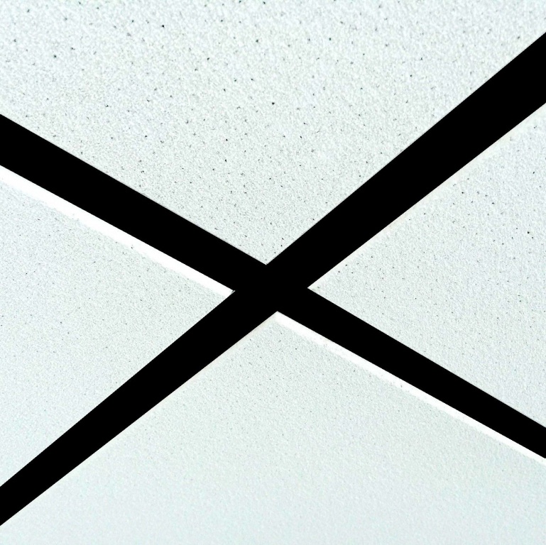 Потолок с панелями Dune Supreme на черной подвесной системе, кромка board