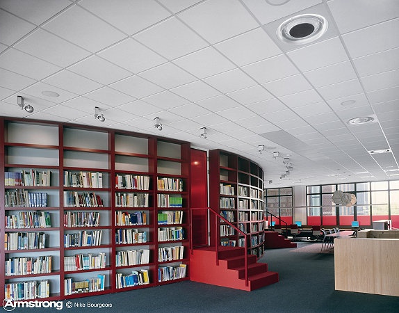 Интерьер библиотеки с потолочными панелями Дюна Суприм микролук (Dune Supreme microlook)