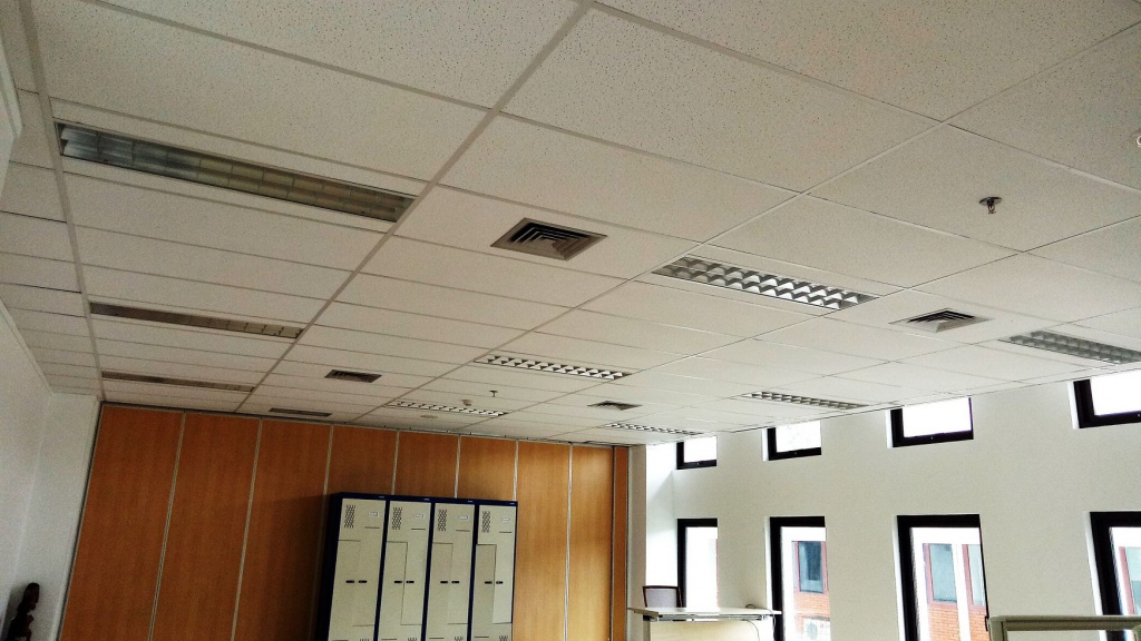 Потолок с панелями Fine Fissured 1200х600 в школьном помещении (Индонезия)