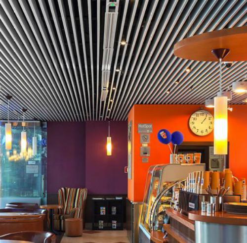 Потолок в кафе с металлическими акустическими экранами Армстронг