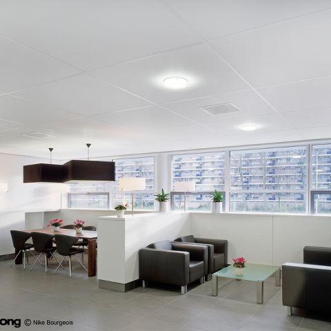 Интерьер офиса с потолочными панелями Neeva размером 1200х1200 мм