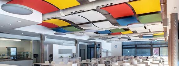 Цветные панели Optima Curved Canopy в интерьере кафе Цветные панели Optima Curved Canopy в интерьере кафе