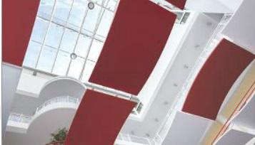Декоративные акустические элементы Optima Curved Canopy подвешены для разделения межэтажного пространства