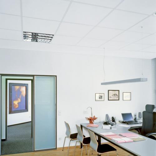 Инетрьер офиса со звукоизолирующим потолком Perla dB 600х600 мм