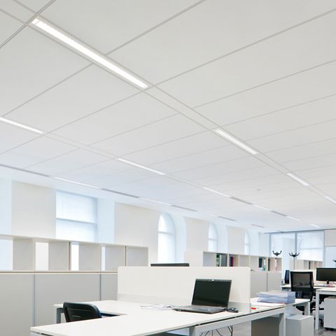 Потолок с акустическими панелями Perla OP 0.95 1200х600 в офисе