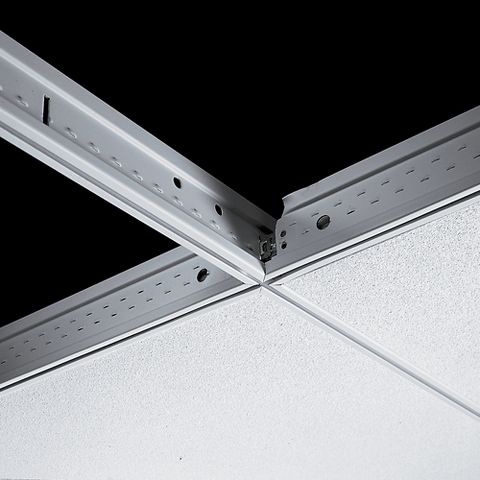 Вид панелей м кромкой Microlook 90, установленных на систему Silhouette 15XL - белый каркас - белая щель