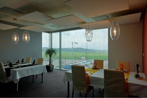 Интерьер кафе с потолком Canopy Square 1170х1170х30 мм