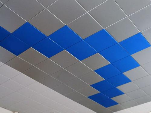 Вид потолка с кассетами AP600AC на скрытой подвесной системе, цвета - белый, металлик, синий