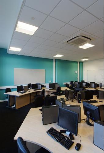Офис, в котором смонтирован потолок с панелями Dune MAX Tegular 600x600x18 (Армстронг) Офис, в котором смонтирован потолок с панелями Dune MAX Tegular 600x600x18 (Армстронг)