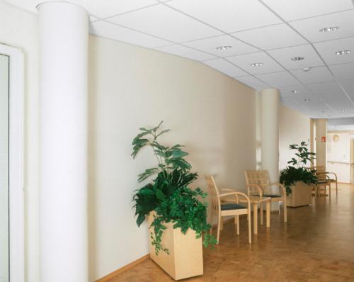 Холл поликлиники с потолком Advantage от Экофон.