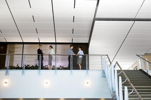 Потолок оформленный свободно висящими панелями Master Matrix размером 1200х1200 и 1200х2400 мм