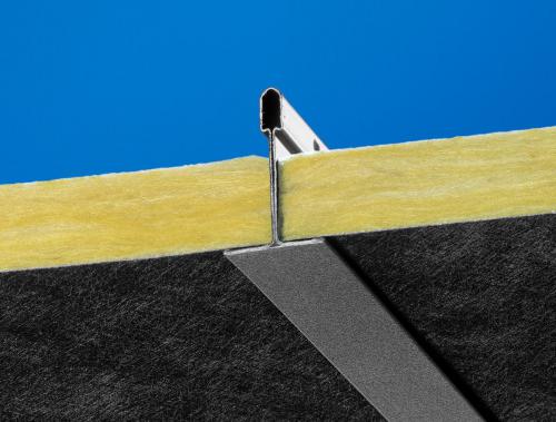 Панели Sombra черного цвета на серебристой подвесной системе