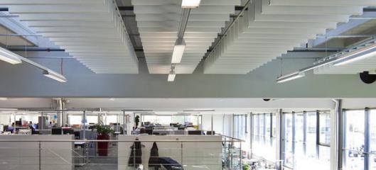 Интерьер помещения с потолком из акустических экранов Fibral Multiflex Baffle