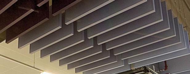 Экраны Fibral Multiflex Baffle установленные на подвесах Экраны Fibral Multiflex Baffle установленные на подвесах