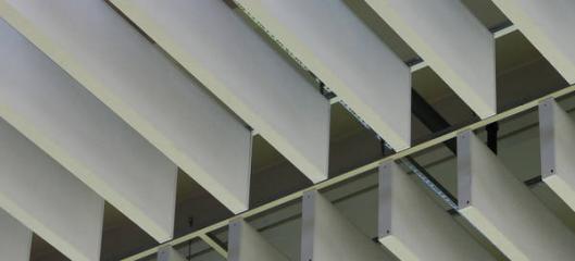Акустические экраны Fibral Multiflex Baffle установленные на подвесной системе Акустические экраны Fibral Multiflex Baffle установленные на подвесной системе