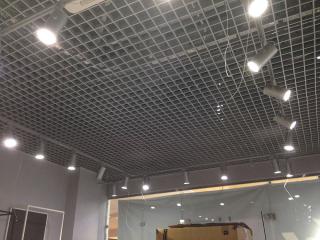 интерьер магазина с ячеистым потолком грильято цвета серебро