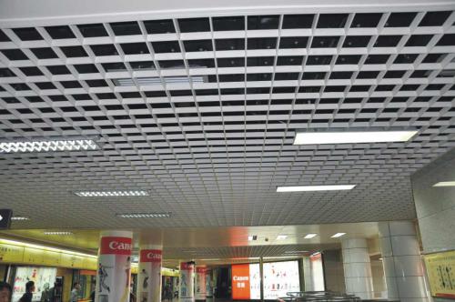 Потолок грильято с ячейкой 200х200мм, светильники длиной 1200 мм