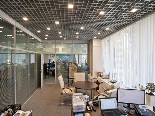Интерьер офиса с потолком Грильято 100х100 и светильником Грильято Домино (LED-Effect)
