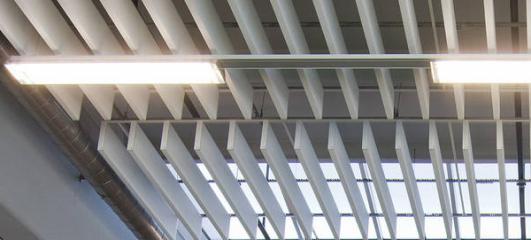 Экраны Opal Multiflex Baffle на потолке Экраны Opal Multiflex Baffle на потолке