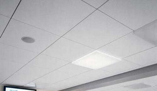 Потолок с установленной плитой Optima Vector (полускрытая подвесная система)