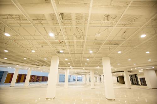 Помещение торгового центра после ремонта и установки потолка с панелями ПВС Hook On 1200х600