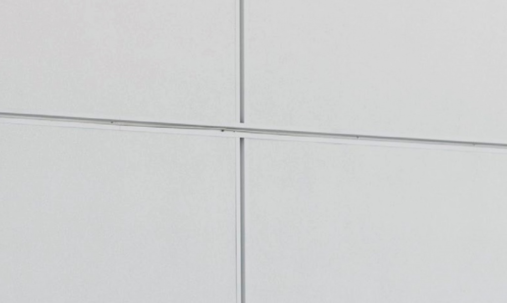 Крепление стеновых панелей с помощью белого Омега-профиля Рокфон