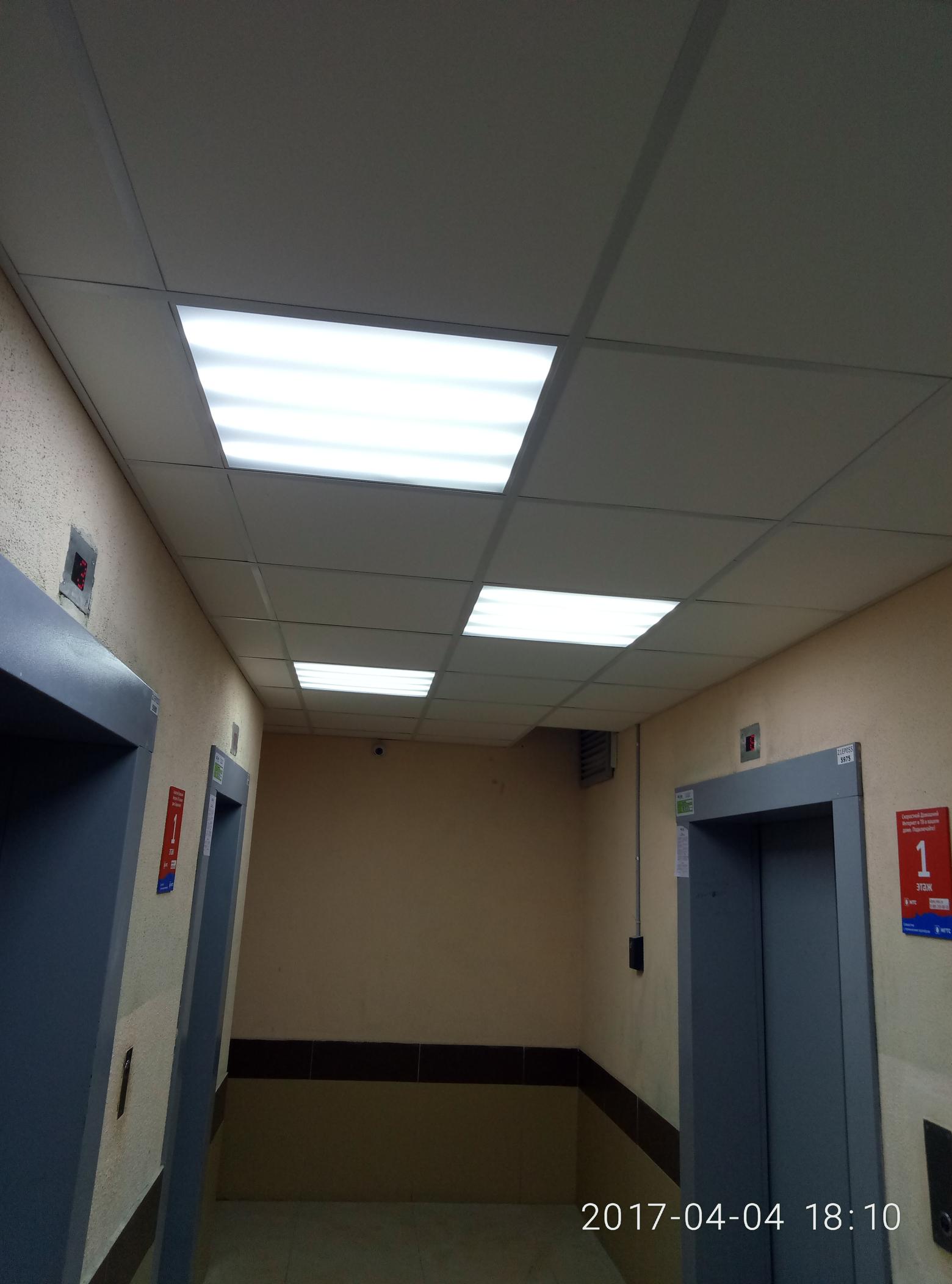 зона ожидания лифтов с новым потолком и светильниками
